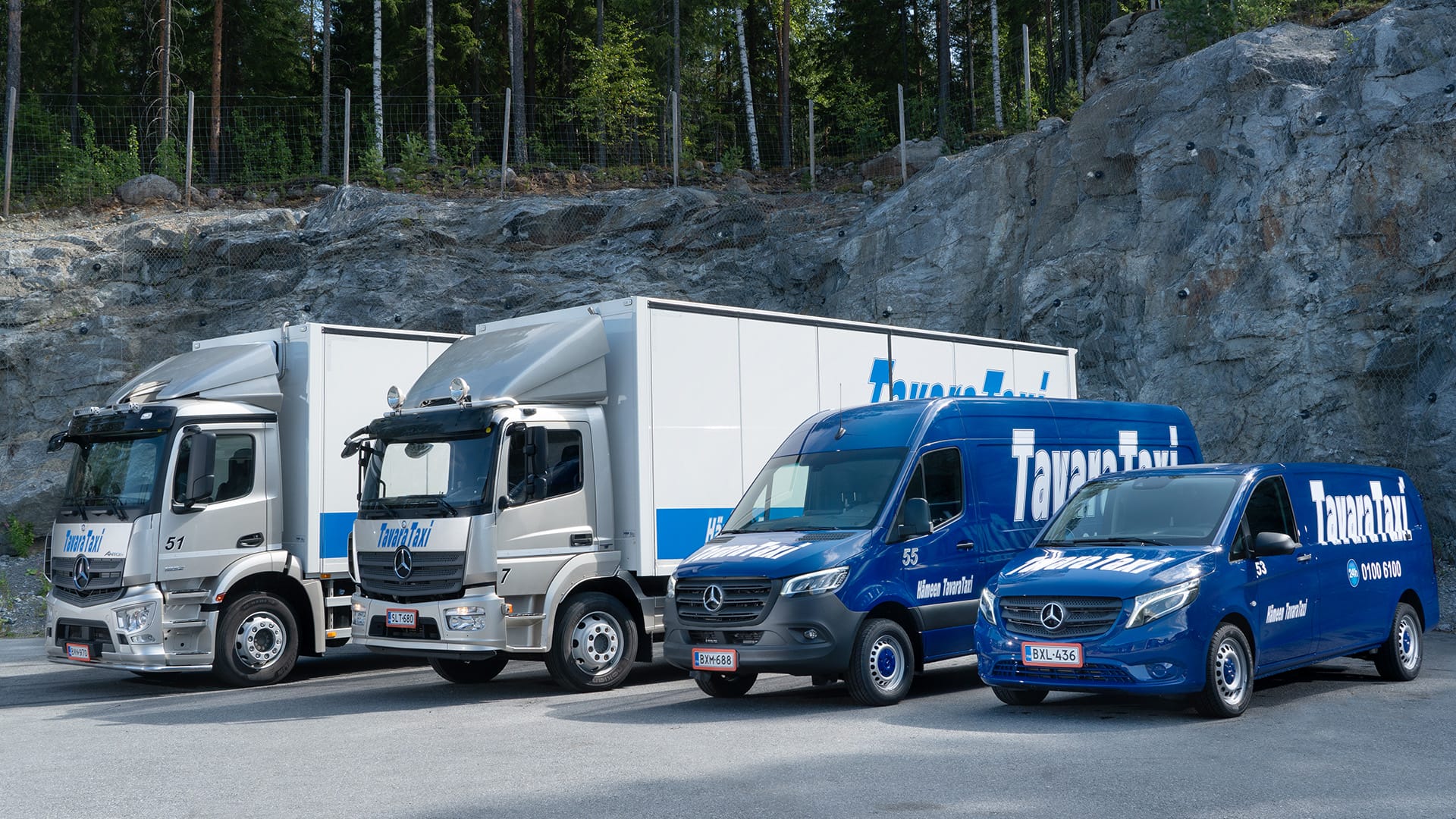Tavarataxin kuorma-autoja ja pakettiautoja rivissä