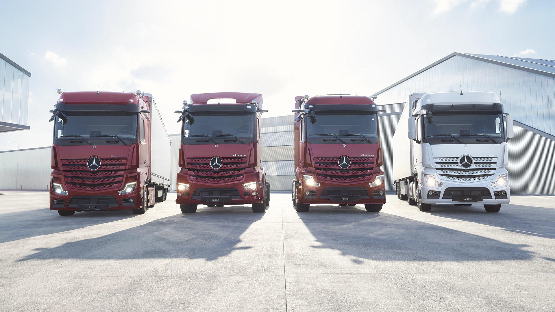 Neljä Mercedes-Benz Actros -kuorma-autoa rivissä