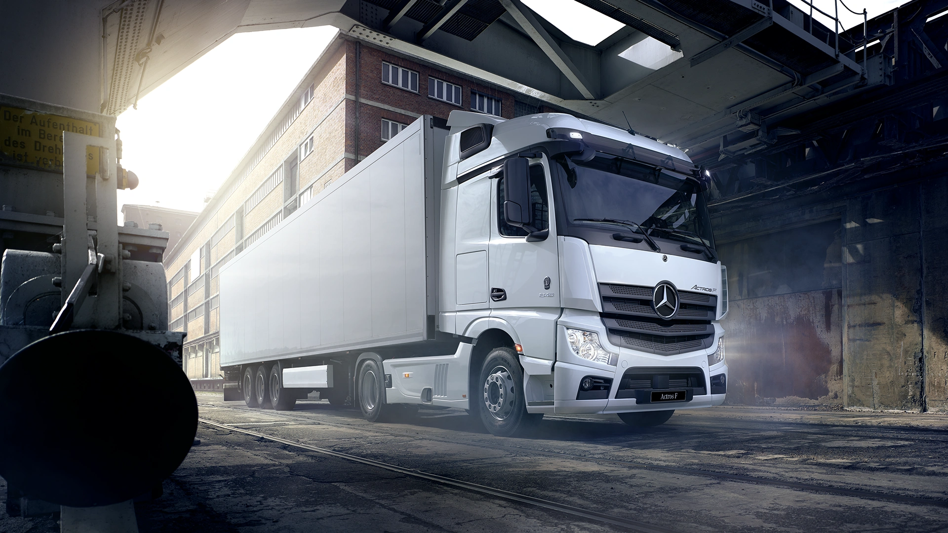 Actros F-kuorma-auto sivusta kuvattuna